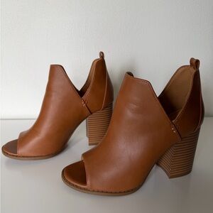 Elegant Tan Peep-Toe Ankle Boots